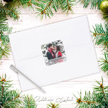 Eenvoudige foto kerstadreslabel vierkante sticker<br><div class="desc">Gemaakt met liefde en vaardigheid door Mylini Design, een zeer ervaren en gepassioneerde ontwerper, brengt dit Simple Photo Christmas Address Label een vleugje gepersonaliseerde charme aan uw vakantiegroeten. Het ontwerp toont het echte sentiment van het yuletideseizoen, waardoor het uw perfecte partner is voor individuele adresetiketten. Met zijn gemakkelijk te personaliseren...</div>