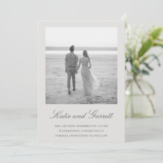 Eenvoudige foto Neutral Grey Elegant Wedding Save The Date (Staand voorkant)