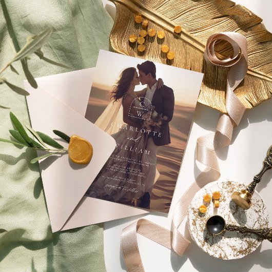 Eenvoudige foto overlay monogram bruiloft kaart