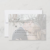 Eenvoudige foto overlay zwart-wit bruiloft RSVP kaartje (Voorkant)