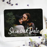 Eenvoudige Foto Save the Date Wedding Invite Sjabl<br><div class="desc">Deze stijlvolle en moderne fotobruiloft met onze oude platte kaart heeft een helder, warm en schoon design. Gebruik de ontwerphulpmiddelen om het aan te passen en het uniek van u met uw favoriete foto te maken! U kunt tekst ook wijzigen en verwijderen, inclusief het wijzigen van "Datum opslaan" in "Datum...</div>