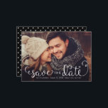 Eenvoudige Foto slaat de Data op, handgeschreven s Save The Date<br><div class="desc">Deze eenvoudige foto sparen de datumeigenschap charmerend hand-brief kalligrafiekmanuscript. De bekleding op uw foto met zwart vervaagt bij de bodem (u kunt dit verwijderen als u het niet via het aanpassings/personalize hulpmiddel van Zazzle nodig hebt). Een schattige polka stipachtergrond eindigt van het ontwerp!</div>