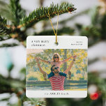 Eenvoudige foto van de prettige kerstminima uit de keramisch ornament<br><div class="desc">Een elegant modern ornament met een moderne familiefoto voor kerstmis met een klassieke typografie citeert "een zeer vrolijk kerstfeest" in het wit. De foto, groetingm jaar en de naam kunnen gemakkelijk voor een ontwerp worden aangepast zo uniek zoals u bent. Een stijlvol, minimalistisch en hedendaags ontwerp om dit vakantieseizoen uit...</div>