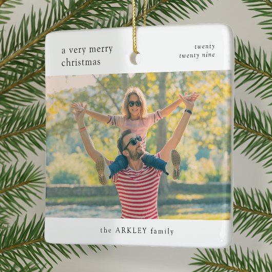 Eenvoudige foto van de prettige kerstminima uit de keramisch ornament