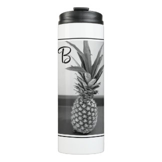 Eenvoudige foto van een ananas met een enkel Initi Thermosbeker