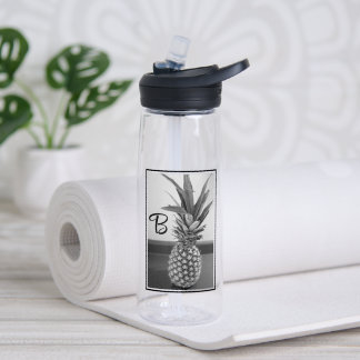 Eenvoudige foto van een ananas met enkele initiaal waterfles