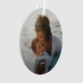 Eenvoudige fotofamilie Elegante scriptnaam en jaar Ornament (voorkant)
