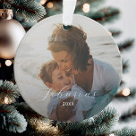 Eenvoudige fotofamilie Elegante scriptnaam en jaar Ornament<br><div class="desc">Eenvoudige Fotofamilie Elegante Script Naam en Jaar Kerstmis Ornament</div>