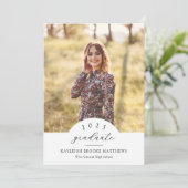 Eenvoudige Gebogen Jaar 2 Foto Afstudeer Uitnodigi Kaart (Staand voorkant)