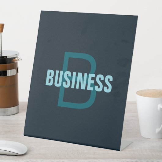 Eenvoudige gedurfde  monogrammed naam reclamebord met voetstuk (Insitu)