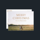 Eenvoudige gedurfde typografie Foto Moderne Kerstm Feestdagenkaart<br><div class="desc">Modern minimalistisch briefkaart met een eenvoudig en minimalistisch ontwerp met "Merry Christmas" in vetgedrukte typografie, samen met uw familienaam in een elegant script over uw favoriete landschapsfoto. De sjabloon bevat een pure gradiëntoverlay om ervoor te zorgen dat de tekst gemakkelijk over uw afbeelding kan worden gelezen en kan worden verwijderd...</div>