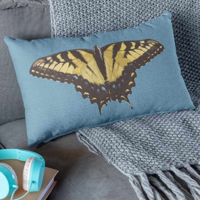 Eenvoudige Gele Vlinder en Initiaal Natuur Kussen (Beautiful yellow and black tiger swallowtail butterfly on a blue lumbar pillow brings the outside in)