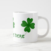 Eenvoudige gelukkige shamrocks grote koffiekop (Rechts)