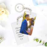 Eenvoudige gepersonaliseerde foto- en tekstfoto sleutelhanger<br><div class="desc">Leg uw meest gekoesterde momenten vast met onze Simple Photo Sleutelhanger, een ideaal geschenk voor een speciaal iemand bij elke gelegenheid, of het nu Valentijnsdag, jubileum of gewoon omdat is. Deze unieke aandenken is zorgvuldig ontworpen met liefde door de ervaren Mylini Design, met een slank maar eenvoudig ontwerp dat een...</div>