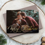 Eenvoudige Gold Script Overlay Merry-kerstfoto Folie Feestdagenkaart<br><div class="desc">De elegante kerstfotokaart is voorzien van één enkele horizontale of landschapsgeoriënteerde foto met "Vrolijk Kerstfeest",  overschreven in het schrijven van het gouden folie kalligrafische script. Geef uw persoonlijke familienaam of naam aan en het jaar eronder in de moderne witte letters. Een eenvoudige en klevende keuze voor uw feestelijke wensen.</div>