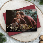 Eenvoudige Gold Script Overlay Merry-kerstfoto Folie Feestdagenkaart<br><div class="desc">De elegante kerstfotokaart is voorzien van één enkele horizontale of landschapsgeoriënteerde foto met "Vrolijk Kerstfeest",  overschreven in het schrijven van het gouden folie kalligrafische script. Geef uw persoonlijke familienaam of naam aan en het jaar eronder in de moderne witte letters. Een eenvoudige en klevende keuze voor uw feestelijke 2022-groeten.</div>