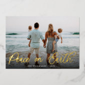 Eenvoudige Gold Script Overlay Peace on Earth Foto Folie Feestdagenkaart (Voorkant)