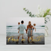 Eenvoudige Gold Script Overlay Peace on Earth Foto Folie Feestdagenkaart (Staand Voorkant)