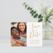 Eenvoudige gouden script foto Bespaar onze datum Aankondigingskaart (Staand voorkant)