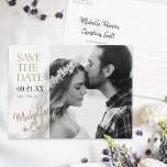 Eenvoudige goudfoto's met gouden foto's opslaan Da Aankondigingskaart<br><div class="desc">Gewoon Chic. Deze stijlvolle, moderne bruiloft heeft de date briefkaart sjabloon een schoon en vers ontwerp met een semi-transparant gedeelte links voor jouw tekst, dat een gevoel van flow geeft. Om aan dat effect, afhankelijk van de lengte van uw eerste namen toe te voegen, zouden één of allebei "overstroming"op de...</div>
