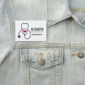 Eenvoudige grijze neurserende stethoscoop met rood naamplaatje (In situ)