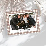 Eenvoudige  Groene Gingham Plaid Foto Kerst Feestdagenkaart<br><div class="desc">Stuur warme vakantiewensen met onze Simple Green Gingham Plaid Photo Christmas Holiday Kaart! Met een klassiek groen gingham plaid patroon met een nostalgische touch, deze kaart lijsten prachtig uw favoriete familiefoto. Het strakke en tijdloze ontwerp roept een gezellig, feestelijk gevoel op, perfect om het seizoen met geliefden te vieren. Personaliseer...</div>