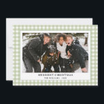 Eenvoudige  Groene Gingham Plaid Foto Kerst Feestdagenkaart<br><div class="desc">Stuur warme vakantiewensen met onze Simple Green Gingham Plaid Photo Christmas Holiday Kaart! Met een klassiek groen gingham plaid patroon met een nostalgische touch, deze kaart lijsten prachtig uw favoriete familiefoto. Het strakke en tijdloze ontwerp roept een gezellig, feestelijk gevoel op, perfect om het seizoen met geliefden te vieren. Personaliseer...</div>