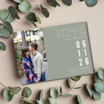 Eenvoudige groene Herfst Foto liefdesbruiloft Save Aankondiging<br><div class="desc">Moderne foto slaat de datumkaarten op in een fern groen,  perfect voor je herfstbruiloft in een liefdestypografie.</div>
