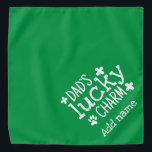 Eenvoudige Groene Papa's gelukscharme St. Patrick Bandana<br><div class="desc">Gewoon groen St. Patrick's Day Bandana met witte typografie Papa's Lucky Charm met Shamrock en Paw. Je kunt de naam van je huisdier op de banaan schrijven. Ideaal als cadeau voor hondenliefhebbers,  hondenbroodjes.</div>