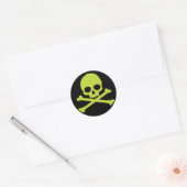 Eenvoudige groene schedel en kruisgraten ronde sticker (Envelop)