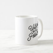 Eenvoudige handlettering ontgrendel het volledige koffiemok (Voorkant rechts)