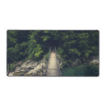 Eenvoudige hangbrug over rivier Idrijca, Slovenië
