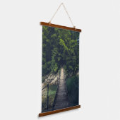 Eenvoudige hangbrug over rivier Idrijca, Slovenië Hangend Wandkleed (Gebogen)