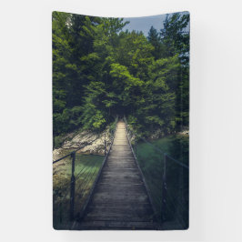 Eenvoudige hangbrug over rivier Idrijca, Slovenië Spandoek