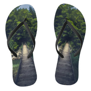 Eenvoudige hangbrug over rivier Idrijca, Slovenië Teenslippers