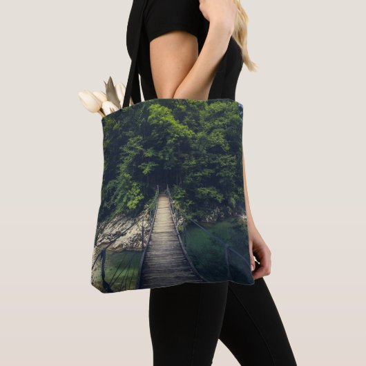 Eenvoudige hangbrug over rivier Idrijca, Slovenië Tote Bag (Dichtbij)