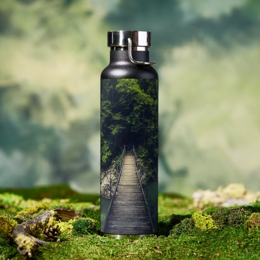 Eenvoudige hangbrug over rivier Idrijca, Slovenië Waterfles (Buiten)