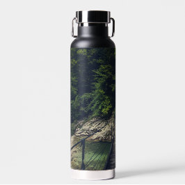 Eenvoudige hangbrug over rivier Idrijca, Slovenië Waterfles