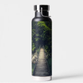 Eenvoudige hangbrug over rivier Idrijca, Slovenië Waterfles (Links)