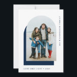 Eenvoudige hanukkah Arch | Moderne twee foto Feestdagenkaart<br><div class="desc">Deze eenvoudige en elegante Hanukkah-kaarten zeggen "Liefde en Licht" en kenmerken uw foto in een moderne boogvorm op een witte achtergrond,  met een andere donkere marinesblauwe boog als accent. De achterkant van de kaart heeft ruimte voor een extra foto,  plus een kort persoonlijk bericht.</div>