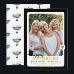 Eenvoudige HAPPY HANNUKAH Menorah Foto Feestdagenkaart<br><div class="desc">Deze moderne en eenvoudige Chanoeka-vakantiepas is voorzien van menora's met aanpasbare tekst. Klik op de knop Personaliseren om de tekst in dit ontwerp aan te passen. Deze items stemmen overeen met onze andere items in het collectie.</div>