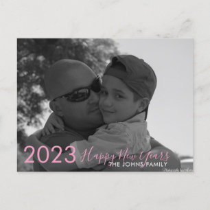 Eenvoudige Happy New Years 2023 roze Script-foto Briefkaart