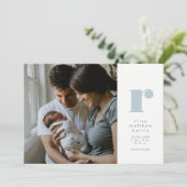 Eenvoudige initiaal klassieke blauwe geboorte aankondiging (Staand voorkant)