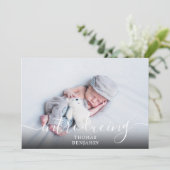 Eenvoudige introducerende scriptjongen blauwe foto aankondiging (Staand voorkant)