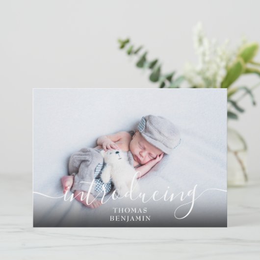 Eenvoudige introducerende scriptjongen blauwe foto aankondiging (Staand voorkant)