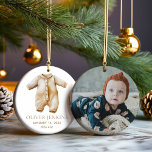 Eenvoudige Jongen Eerste Kerstmis met Geboorte Sta Keramisch Ornament<br><div class="desc">Vier de allereerste Kerstmis van je kindje in een hartverwarmende stijl! Dit kerstornament bevat de geboortestatistieken en foto van je dierbare,  waardoor het een tijdloze aandenken is. Een perfect erfstuk dat elk feestelijk seizoen in sentimentele waarde groeit! Ornament Collectie</div>
