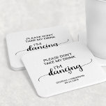 Eenvoudige kalligrafie Neem mijn Drink niet, ik be Ronde Kartonnen Onderzetter<br><div class="desc">Deze simpele kalligrafie "neem alsjeblieft mijn drink niet,  ik dans" onderzetter is perfect voor een eenvoudige trouwreceptie. Het minimalistische ontwerp kenmerkt een elegant borstelscriptdoopvont en een prachtig vrouwelijk hart.</div>