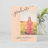 Eenvoudige kalligrafie Pastel Peach Afstuderen 2 F Kaart (Staand voorkant)