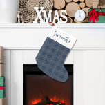 Eenvoudige kalligrafie Script Navy Silver Sneeuwvl Kleine Kerstsok<br><div class="desc">Dit ontwerp is voorzien van een schattige elegante eenvoudige stijlvolle kalligrafie script Kerstkous met een navy blauw en zilveren sneeuwvlok patroon, een rustieke boerderij land grillige, minimalistische minimalistische klassieker, een elegantie elegante rustieke stijl, ouderwetse tijdloze vakantie ontwerp, winter kerst vakantie huis decor, aangepaste gepersonaliseerde naam, Kerstmis vakantie op maat geschenk...</div>
