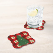 Eenvoudige kerstboom met rode rode en groene tinne kartonnen onderzetters (Insitu)